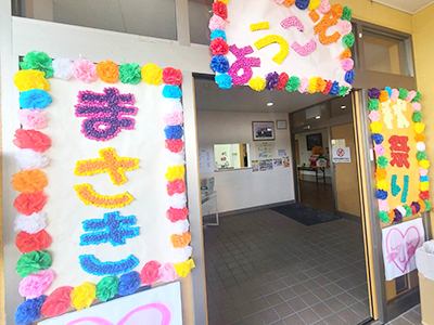 まさき秋まつりの華やかな看板