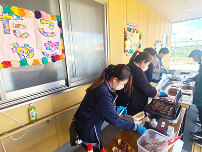 まさき秋まつりの飲食屋台を準備するスタッフ