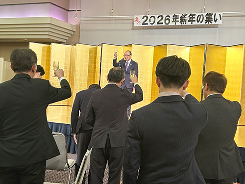 ママーズグループ新年の集いの乾杯の様子