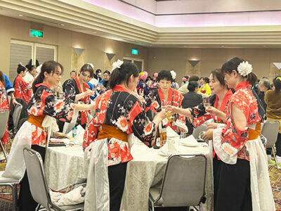 テーブルで乾杯をする職員たち