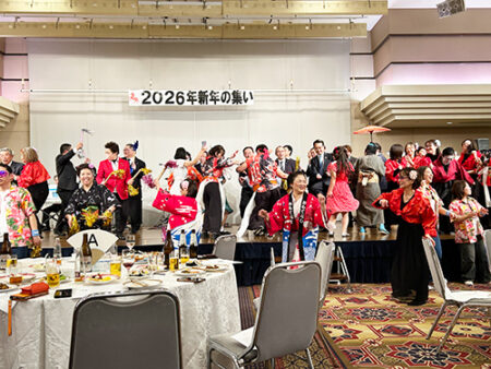 伊奈波バンドの演奏と一緒に踊る参加者