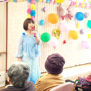 「いい日旅立ち」をしっとりと歌うテレサリエさん