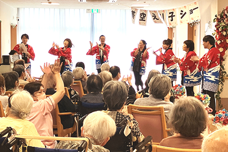 河内おとこ節を歌う美空えり子一座のみなさんと盛り上がる利用者