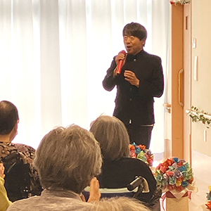 高校三年生を歌うナイス近藤さん