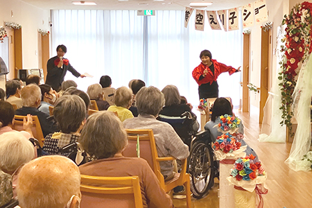 軽快なリズムで「どうにもとまらない」を歌うオカアツミさん