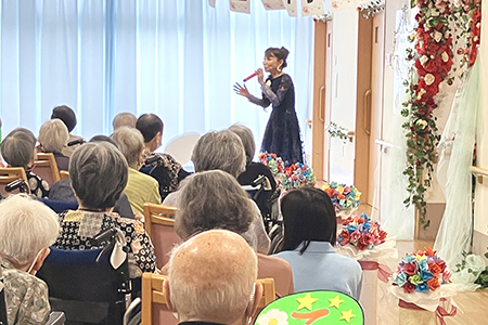 紺色の素敵なドレスで人生一路を歌う美空えり子さん
