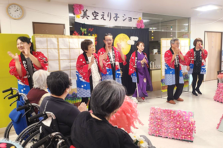 利用者様と一緒に河内おとこ節を歌う美空えり子一座