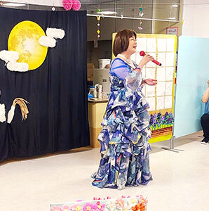美しいドレスに身を包み「時の流れに身をまかせ」を歌うテレサリエさん
