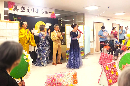 紺色の素敵なドレスで登場した美空えり子さん
