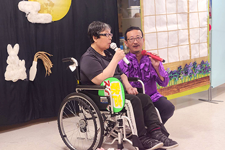 ヨウタさんと「いつでも夢を」を熱唱する利用者さん