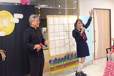 「青い山脈」を歌うセーラー服姿の美空えり子さんと学ラン姿のスターアキラさん
