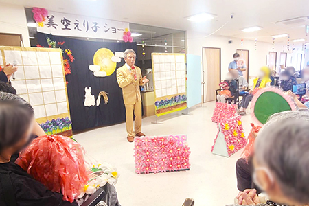 「また逢う日まで」を歌うスターアキラさん