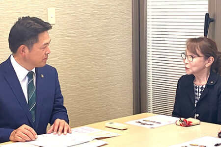 羽島企画の宇野恵利子社長と話す岐阜市の柴橋正直市長