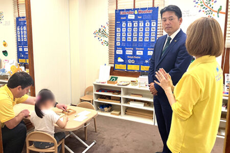 キンダースクールでモンテッソーリ教育の様子を視察する岐阜市の柴橋正直市長