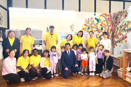 岐阜市の柴橋正直市長とママーズキッズアカデミー インターナショナルキンダースクールとほほほえみキッズ園ココナッツの生徒たち